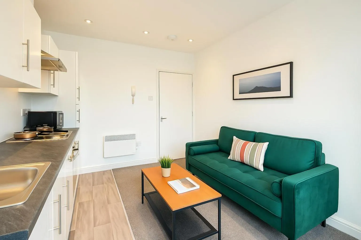 2 Bedroom Apartment Near City Centre, Uni & Parks! Cardiff